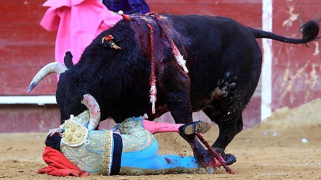 Secuencia de la dramática cogida de Enrique Ponce en Fallas