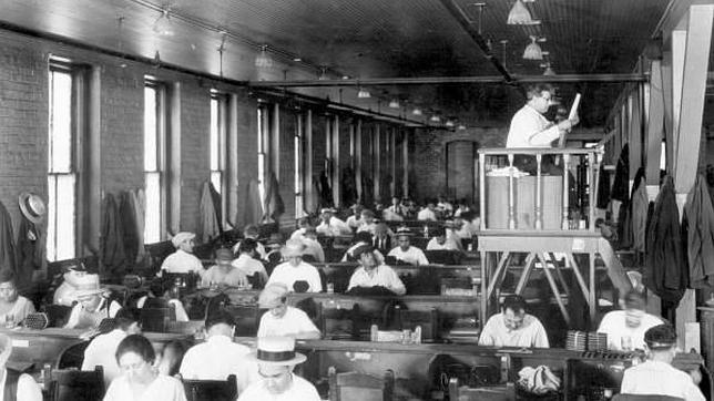 Lector en una fábrica de tabaco de Florida