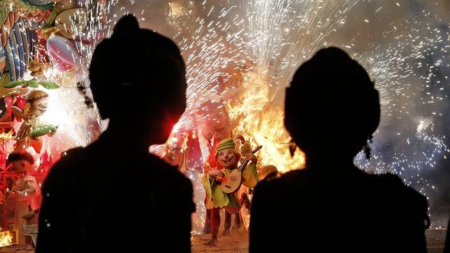 La «cremà» de 700 monumentos cierra las Fallas 2014 con la mirada puesta en ser Patrimonio de la Humanidad