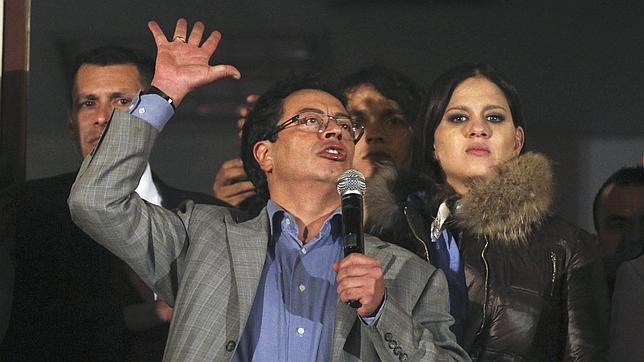 El presidente Santos destituye al alcalde de Bogotá, Gustavo Petro