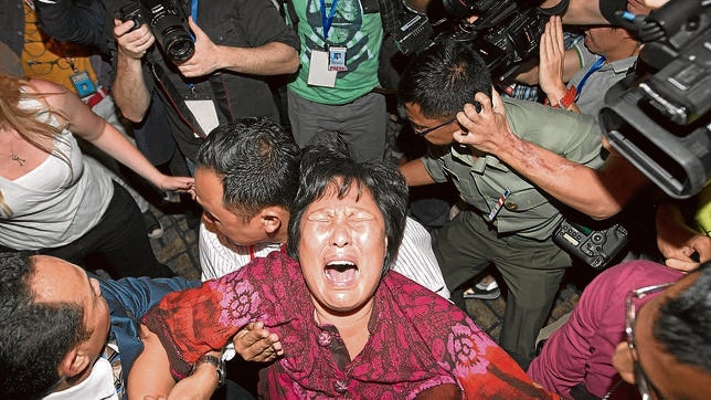 Los familiares del vuelo MH 370 de Malasia exigen que le devuelvana los suyos