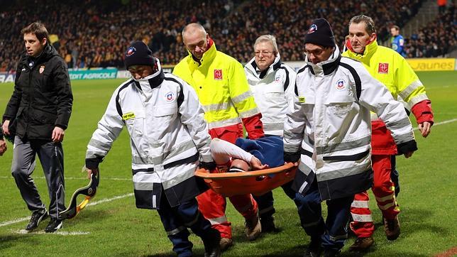 Falcao tuvo que ser retirado en camilla