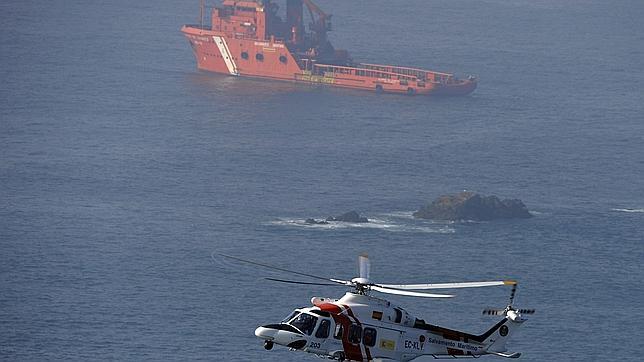 Los buzos recuperan el cuerpo de uno de los seis desaparecidos en el naufragio del «Santa Ana»