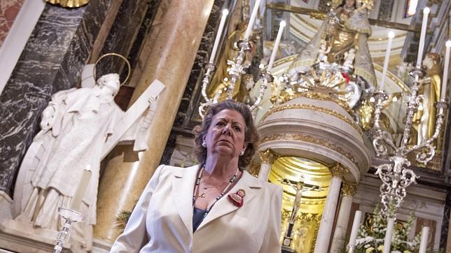 Rita Barberá frente a la Virgen de los Desamparados de Valencia