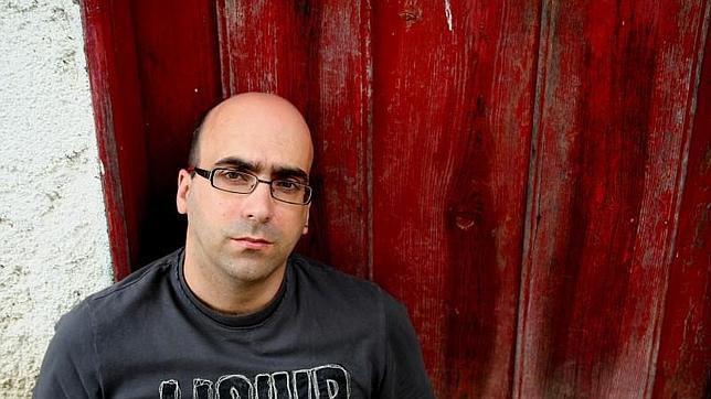 Valter Hugo Mãe es escritor, artista y cantante