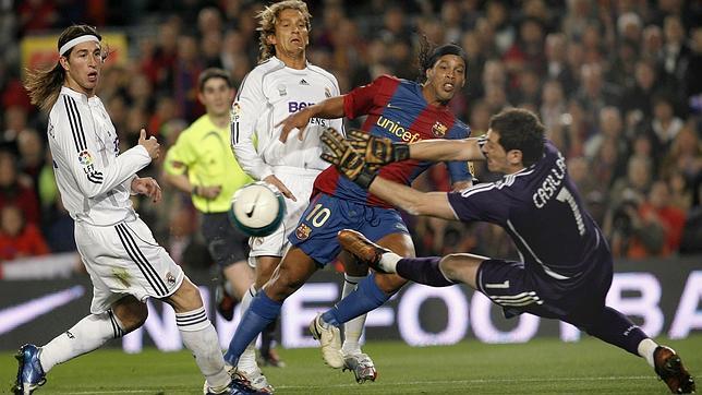 Casillas detiene un chut de Ronaldinho