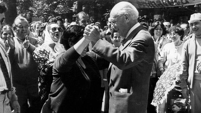 Tierno Galván, en las fiestas de San Isidro de 1981