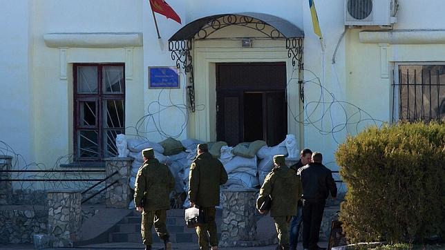 El Gobierno ucraniano ordena la retirada de todos sus militares en Crimea