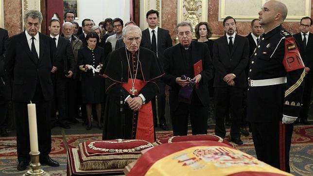 Rouco Varela oficia un responso por el alma de Suárez en la capilla ardiente