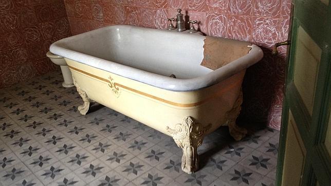 Este cuarto de baño conserva incluso la bañera utilizada en el palacio