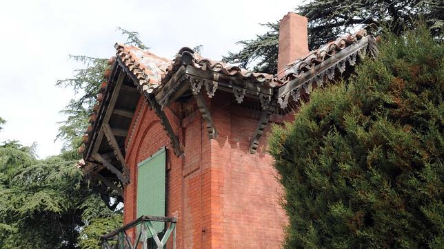 Edificación a la entrada de la finca, donde se aloja la vigilancia