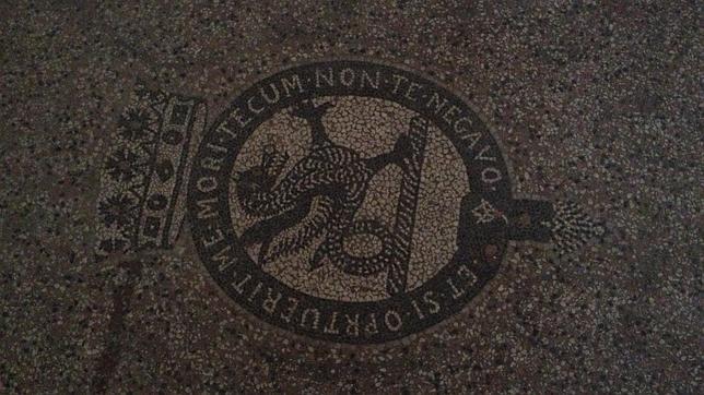 Inscripción en el suelo de la entrada al palacete