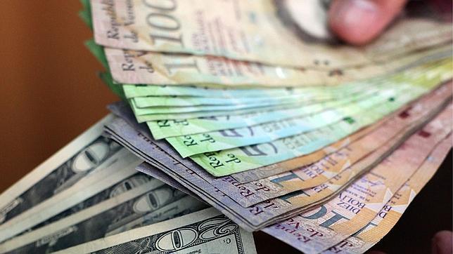 El bolívar sufre una «megadevaluación» encubierta en Venezuela