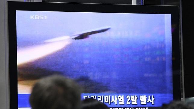 Corea del Norte desafía a Seúl y Washington con dos misiles de medio alcance