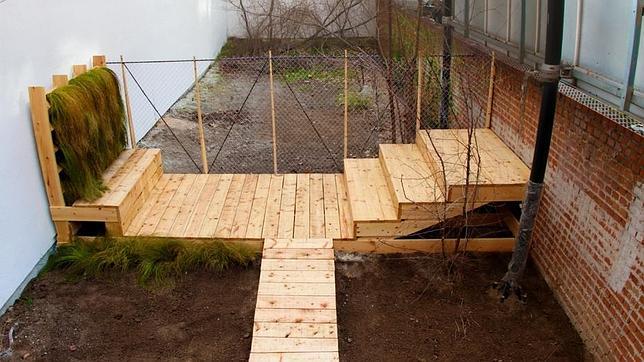 Sobre esta estructura de madera se pueden realizar muchas actividades diferentes, según lo que quieran los vecinos