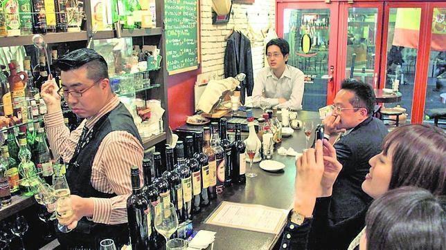 Un bar de Tokio logra el récord Guinness al ofrecer 293 tipos de vino de Jerez