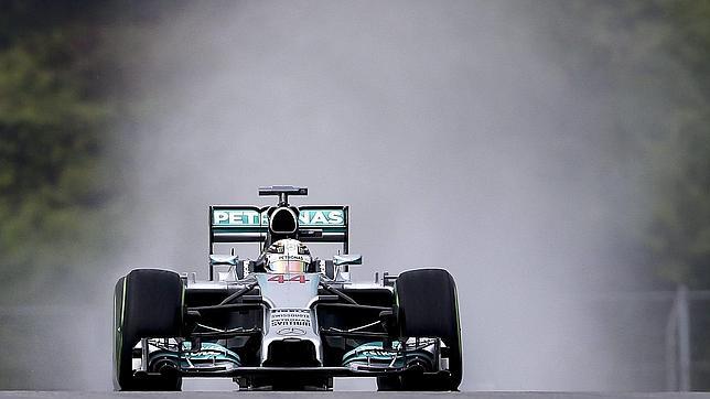 Pole de Hamilton bajo la lluvia; Alonso saldrá cuarto