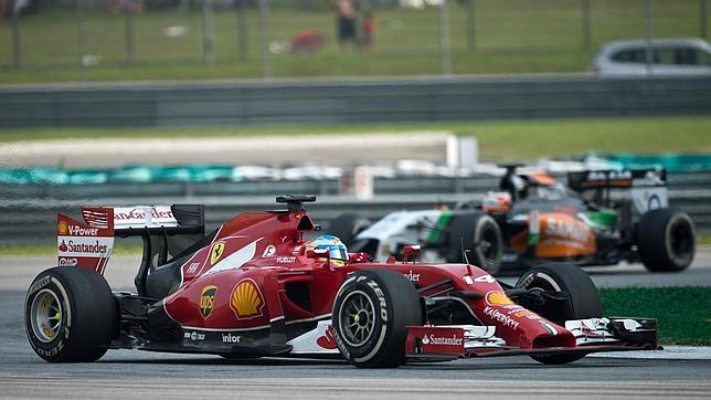 Lewis Hamilton gana en Malasia y Fernando Alonso se abona al cuarto