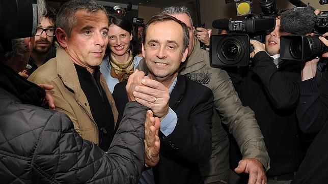 El francés fundador de Reporteros Sin Fronteras llega a alcalde con los votos de la ultraderecha