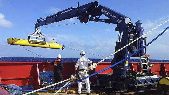 Empieza la caza submarina al vuelo MH370, a poco de que la señal de la caja negra se agote