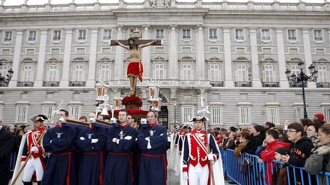 El Cristo de los alabarderos, frente a la fachada del Palacio Real