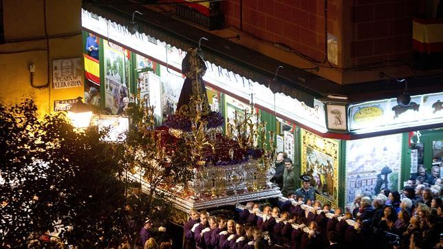 Jesús Nazareno «el Pobre», procesionando por las calles de Madrid