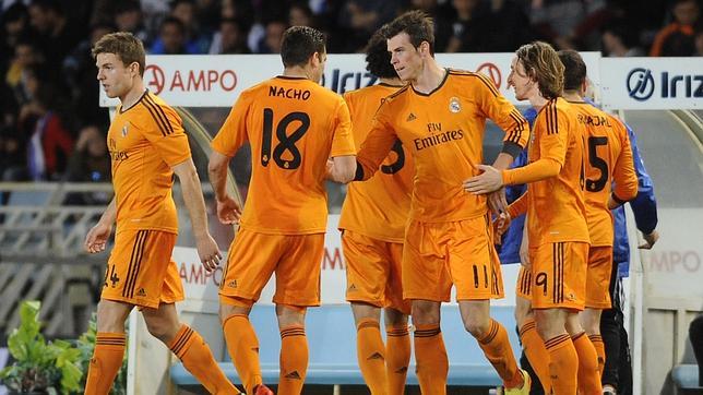 El Real Madrid golea a la Real en Anoeta y no se rinde