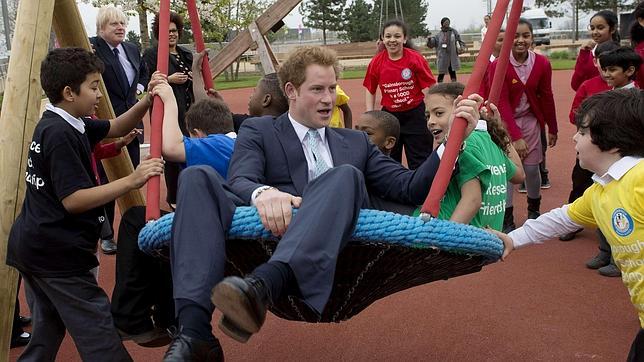 El príncipe Enrique se divierte como un niño, mientras crecen los rumores de boda