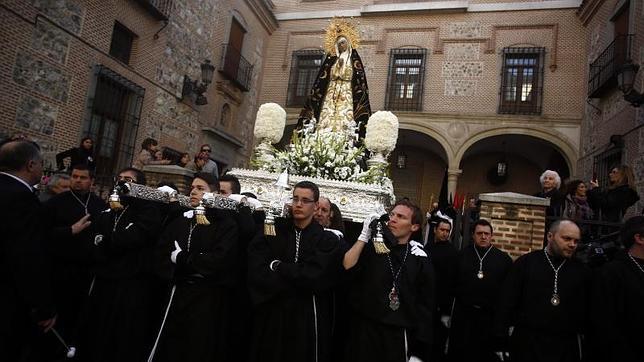 Salida de la procesión de la Soledad desde la Real Iglesia de San Ginés