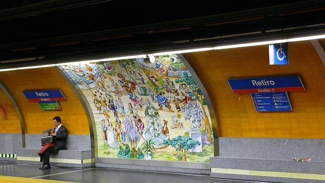 Mural de Mingote en el andén de la estación