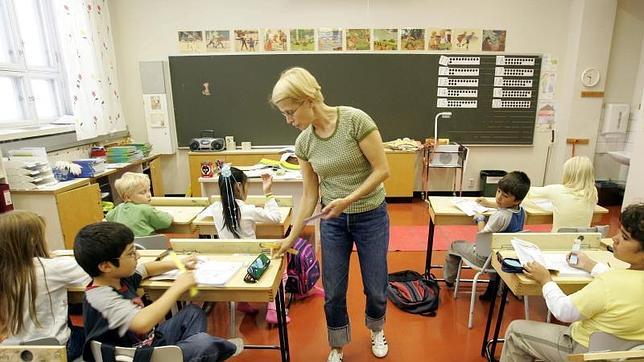 Una maestra entre reglas a sus alumnos de segundo curso de Primaria en una escuela en Vaasa (Finlandia).