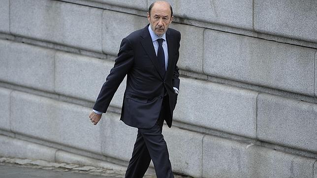 Rubalcaba ofrecerá a Mas «diálogo y Constitución» en el debate sobre la consulta