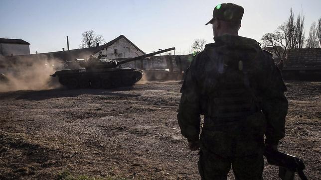 Ucrania denuncia la muerte de uno de sus oficiales por disparos de soldados rusos en Crimea