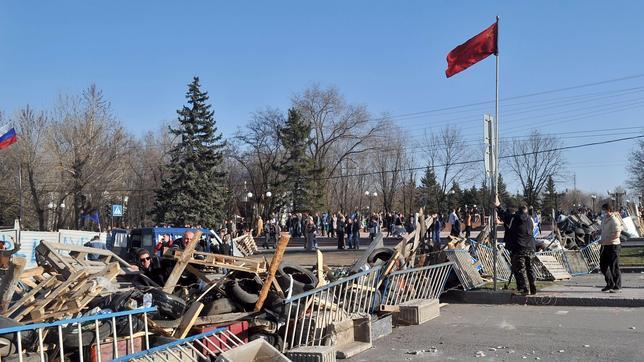 Prorrusos rodean con minas la exsede de la KGB en Lugansk y retienen a 60 personas