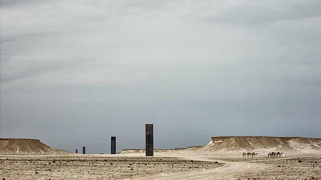 El acero de Richard Serra deslumbra en el desierto de Qatar