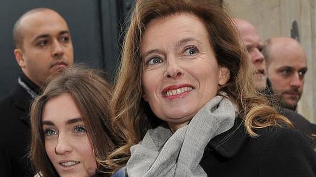 Valérie Trierweiler se deja ver con Alain Delon en los Campos Elíseos