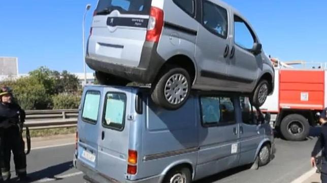 Impactante accidente en Mallorca: furgonetas encima de otros vehículos