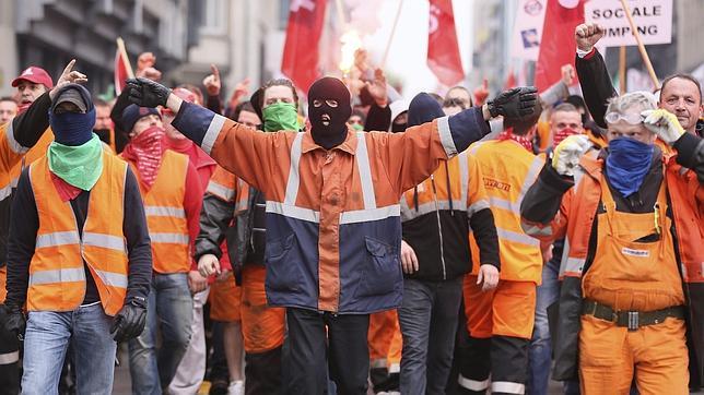 Decenas de miles de personas rechazan la austeridad y los recortes en Bruselas