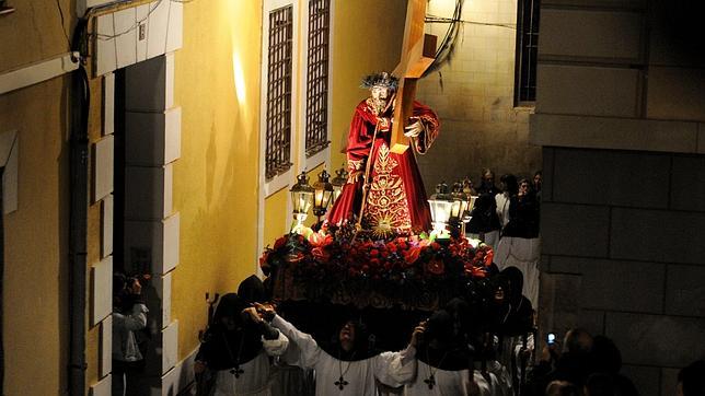 Procesión de los Caballeros penitentes del Cristo Redentor a su paso por Santa Clara.
