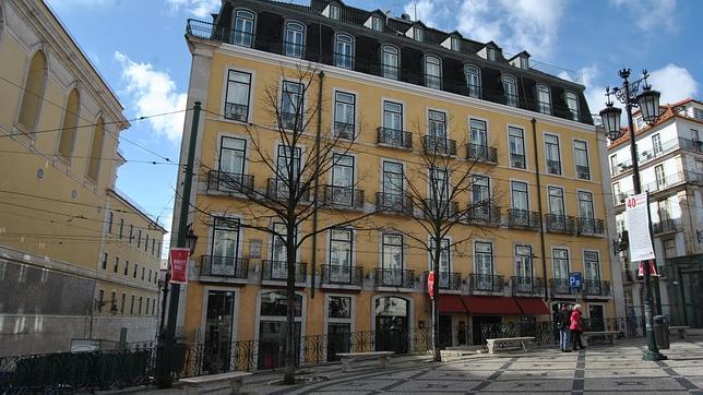 Está situado en la céntrica plaza Camões, a las puertas del Barrio Alto