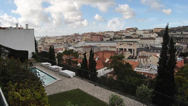 Desde la piscina se aprecia una fantástica vista sobre Lisboa