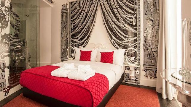 Cada habitación se identifica con un personaje de comedia del teatro