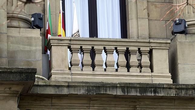 La bandera española ya ondea en la Diputación de Guipúzcoa