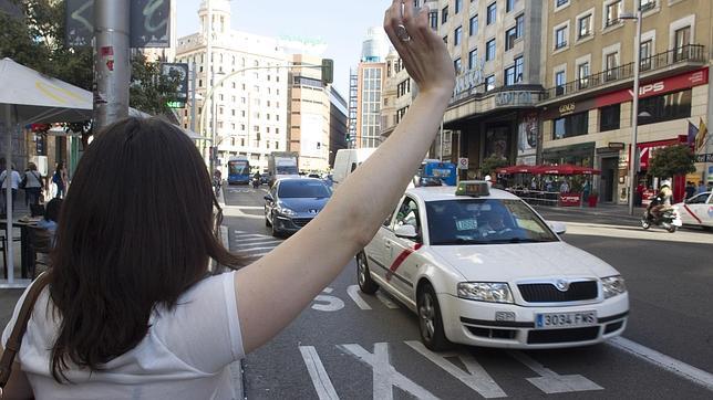 La Gran Vía madrileña, repleta de gente acogedora y que se cree el ombligo del mundo, según el clásico más manido