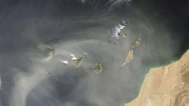 Fotografía facilitada por la NASA de las Islas Canarias vistas desde el espacio. Corresponde a una calima (arena y polvo del desierto del Sáhara en suspensión) captada por el satélite Aqua