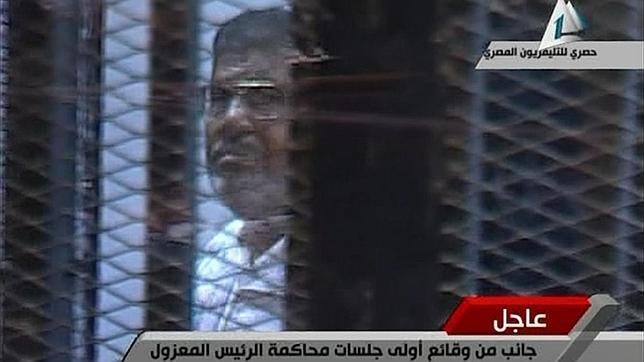 La hija de Mursi asegura que un doble suplanta a su padre en los juicios