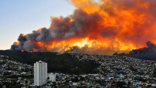 Al menos 12 muertos en «el peor incendio de la historia de Valparaíso»