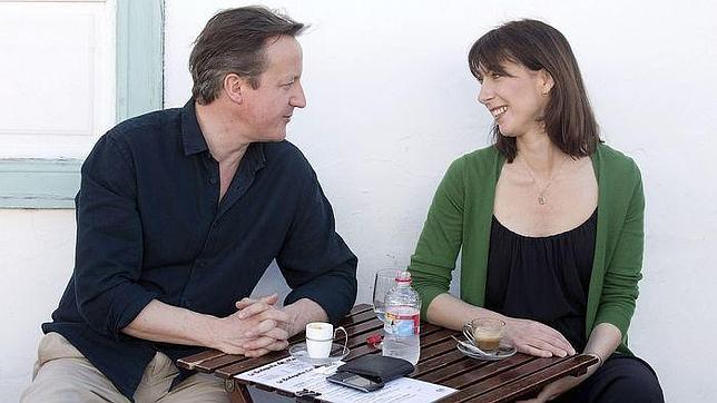 David Cameron se relaja con el surf y el «cortado leche y leche» en la isla de Lanzarote