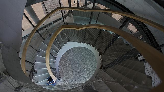 Una de las escaleras del complejo, redondas y sin apoyos