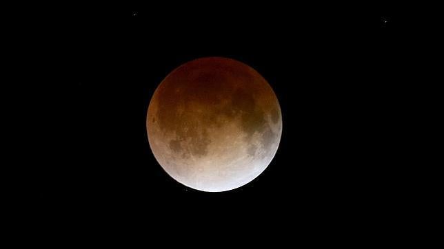 En directo: Una luna «sangrienta» brilla este martes en los cielos de medio mundo
